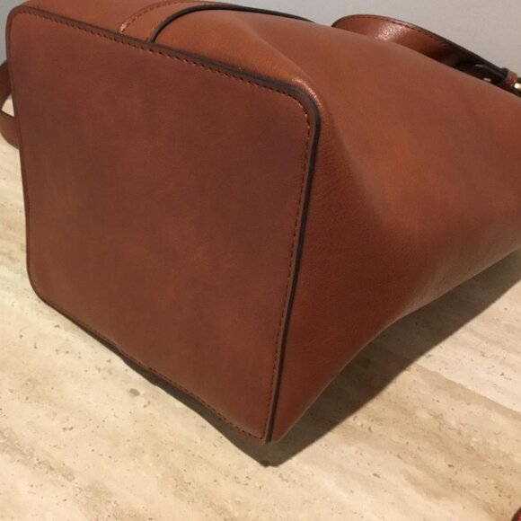 Juniper Bucket Bag in Cognac Faux Leather w/ 2 Detachable Crossbody Straps NWOT - Picture 5 of 8